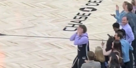 贴脸开大？波杰姆斯基对克拉克做库里“晚安”庆祝手势