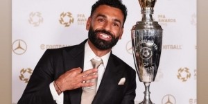 祝贺老队友！阿诺德社媒晒萨拉赫与PFA最佳奖杯：历史级